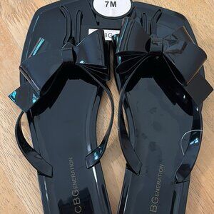NWT BCBGeneration Lima Bow Jelly Sandal Black Shiny Flat Flip Flop Thong Size 7